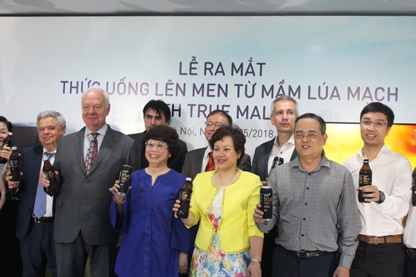 Ngài Đại sứ đặc mệnh toàn quyền Liên bang Nga tại Việt Nam Konstantin Vasilievich Vnukov cùng bà Thái Hương – Nhà sáng lập Tập đoàn TH và đại biểu tham dự Lễ ra mắt TH true MALT. 