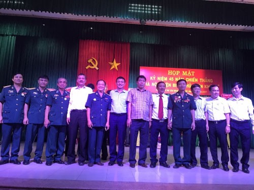 Ông Vũ Văn Trường, Chủ tịch HĐQT kiêm TGĐ Công ty CP đầu tư - xây dựng Thiên Lộc và các đại biểu tại buổi gặp mặt cựu phi công trung đoàn 370