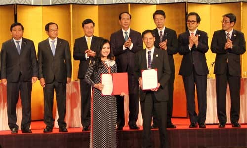 Tập đoàn T&T Group và Tập đoàn Hitachi Zosen trao Biên bản ghi nhớ về hợp tác “Đầu tư các dự án đốt rác phát điện tại Hà Nội”