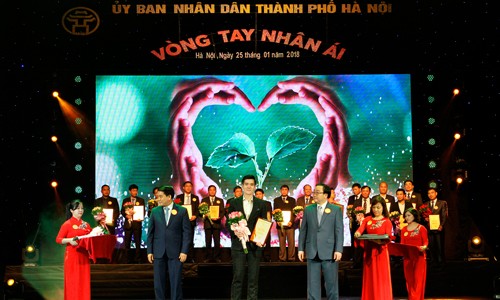 Công ty Cổ phần Khai Sơn ủng hộ chương trình “Vòng tay nhân ái” của TP. Hà Nội 1 tỷ VNĐ