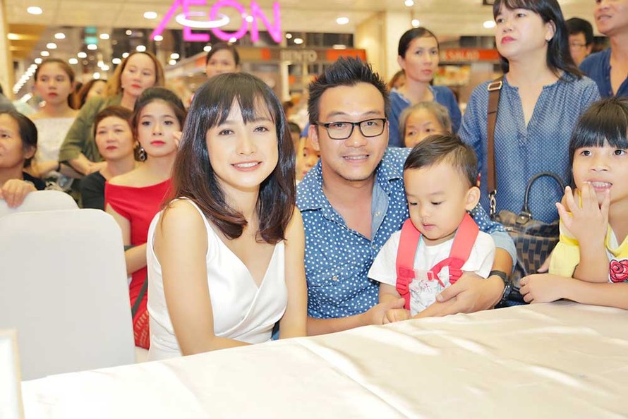 Lê Bê La cùng ông xã và con trai có mặt tại AEON Mall Bình Tân trong buổi ra mắt thương hiệu balo Nohoo