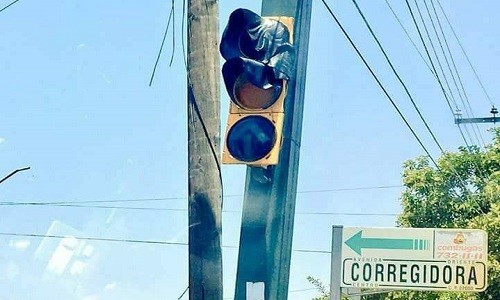 Cột đèn giao thông bị chảy tại thành phố Corregidora ở miền trung Mexico. Ảnh: Twitter.