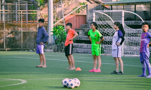 Bốn bạn Dự, Hoàng, Ánh, Hường trong một buổi luyện tập bóng đá