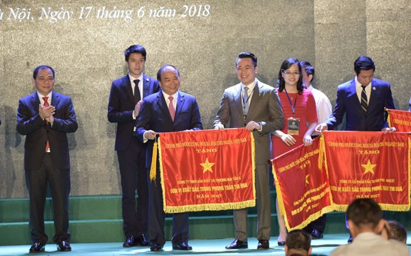 Ông Nguyễn Duy Chính - TGĐ Tập đoàn Tân Á Đại Thành nhận Cờ thi đua từ Thủ tướng Nguyễn Xuân Phúc. 