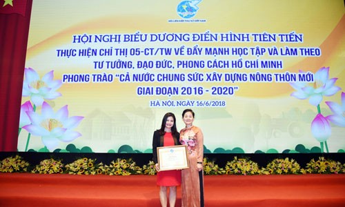 Phó Chủ tịch Hội LHPN Việt Nam Trần Thị Hương trao Bằng khen cho đại diện Nestlé Việt Nam 