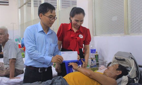 Cán bộ, nhân viên BIDV tặng quà bệnh nhân. Ảnh: Nguyễn Hải