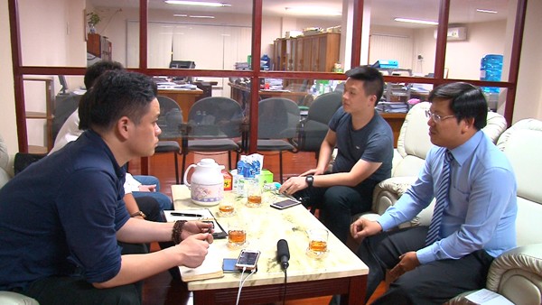 Phóng viên Trần Bích - Tạp chí Chỉ Nam Thủy sản (thứ 2 bên phải) đã có cuộc gặp gỡ với Ông Trương Vĩnh Thành- Phó TGĐ Tập đoàn Sao Mai