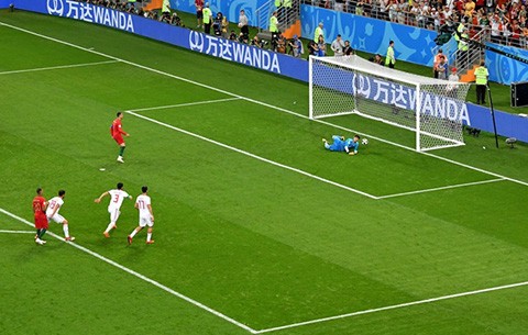 Beiranvand cản phá thành công cú sút penalty của Ronaldo