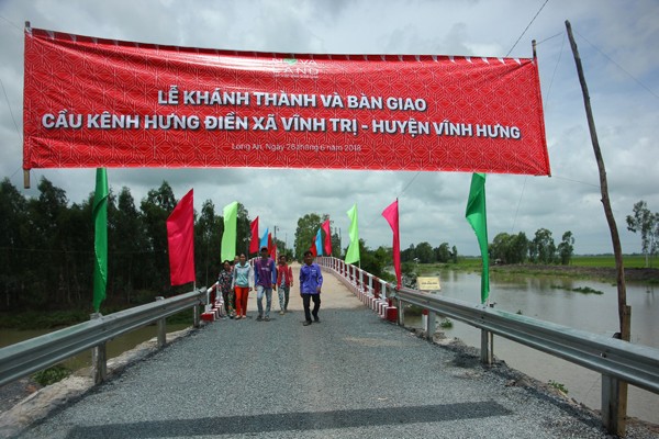 Cây cầu mới mang lại nhiều niềm vui mới cho người dân xã Vĩnh Trị, huyện Vĩnh Hưng, tỉnh Long An