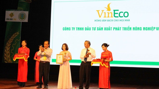 Đại diện VinEco nhận chứng nhận “Thương hiệu Vàng nông nghiệp Việt Nam”.