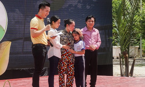  Ông Trần Hữu Phương – Giám đốc Chi nhánh Vinamilk tại Cần Thơ chia sẻ về sự hỗ trợ của Vinamilk dành cho gia đình bé Hoàng Thị Hồng Ngọc, là đối tượng thụ hưởng của Quỹ sữa Vươn cao Việt Nam.