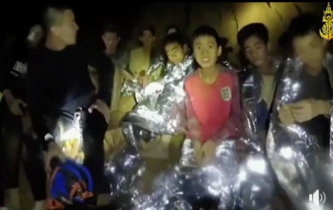 Sompong Jaiwong (áo đỏ) được tìm thấy còn sống sót trong hang Tham Luang Nang Non. Ảnh: AP.