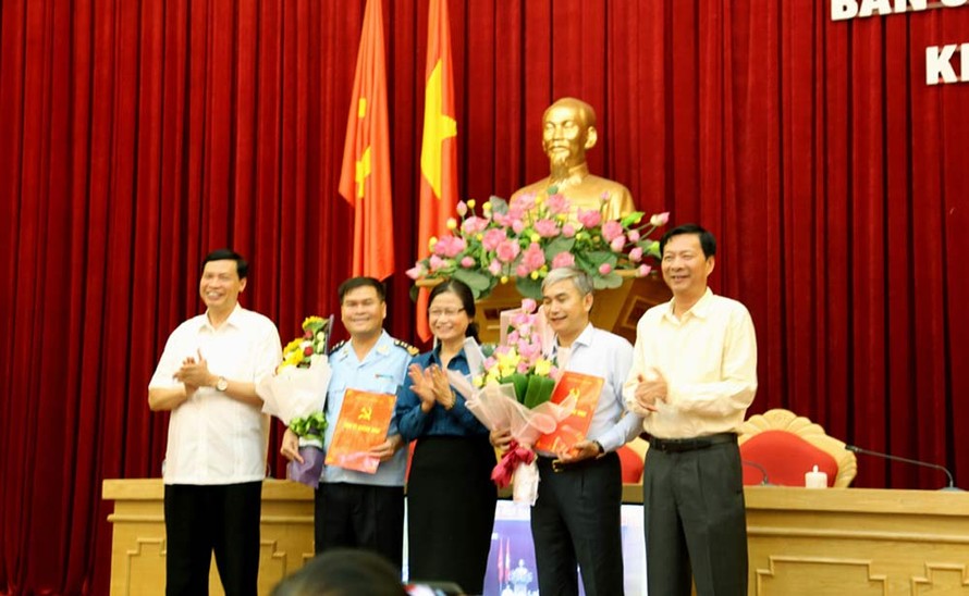 Lãnh đạo tỉnh Quảng Ninh trao quyết định và chúc mừng các đồng chí được Ban Bí thư Trung ương chỉ định tham gia Ban Chấp hành Đảng bộ tỉnh Quảng Ninh, nhiệm kỳ 2015 - 2020.