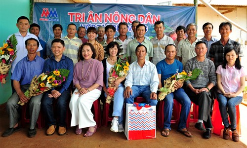 Đại diện lãnh đạo MM Mega Market Việt Nam trao kỷ niệm chương vinh danh 20 nông dân tại Lâm Đồng 