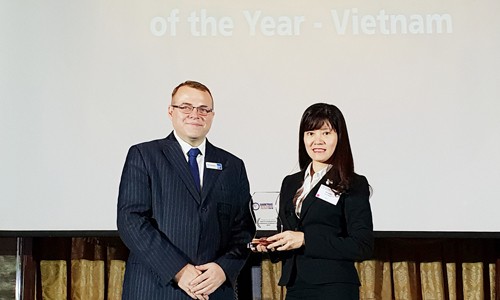 Bà Phạm Thị Vân Khánh (Giám đốc Ban Khách hàng doanh nghiệp nhỏ và vừa - BIDV) nhận giải thưởng “Best SME Bank Vietnam 2018” của Asian Banking & Finance