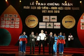 Ông Lê Văn Cường - Phó Tổng Giám đốc (áo trắng, đứng giữa) - đại diện HVC Group nhận bằng chứng nhận “Nhãn hiệu nổi tiếng Việt Nam 2018”