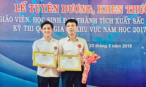 Trầm Duy Anh (bên trái) nhận Giấy khen khi giành giải Ba Cuộc thi Khoa học Kỹ thuật cấp Quốc gia năm 2018