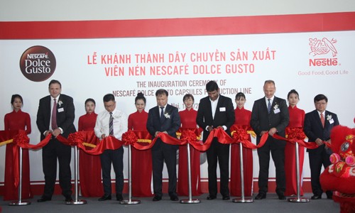 1. Lãnh đạo các bộ, ngành và tập đoàn Nestlé Việt Nam cắt băng khánh thành dây chuyền sản xuất NESCAFÉ Dolce Gusto