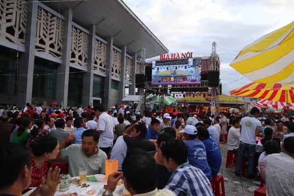Hơn 10.000 người dân Quảng Trị 'quẩy tưng bừng' cùng Ngày hội Bia 