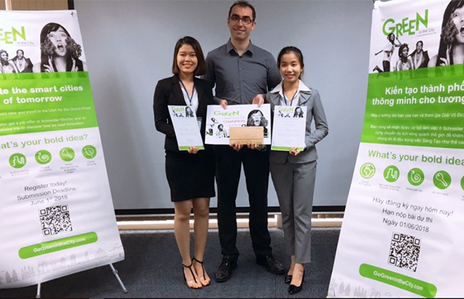 Đội tuyển Energy Loop (gồm sinh viên Nguyễn Thị Thanh - bên trái và Đoàn Thị Thu Hà - bên phải) giành chức Vô địch cuộc thi