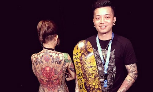 Nghệ sĩ xăm Lâm Việt và tác phẩm trên cơ thể vợ giành giải nhất hạng mục Nghệ sĩ tattoo lớn nhất châu Á tại Taiwan Tattoo Convention 2018. Ảnh: NVCC