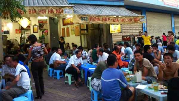 Bia Hà Nội đã trở thành một phần không thể thiếu trong các cuộc vui của người dân thủ đô