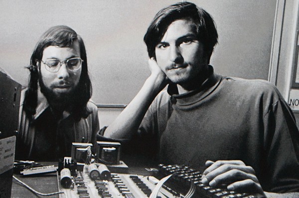 Những ngày đầu tiên, ngay cả Steve Jobs lẫn Steve Wozniak, 2 nhà đồng sáng lập Apple, cũng khó tin rằng có ngày công ty của mình sẽ cán mốc giá trị nghìn tỷ USD