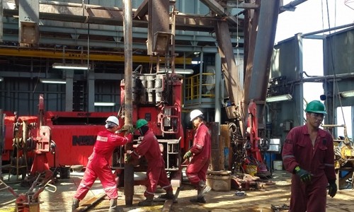 Người lao động dầu khí làm việc trên giàn khoan Mỏ Chim Sáo