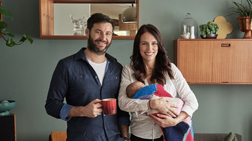 Thủ tướng Ardern, bạn đời Gayford và con gái Neve tại nhà ở Auckland trong bức ảnh gia đình được công bố hồi đầu tháng. Ảnh: TVNZ