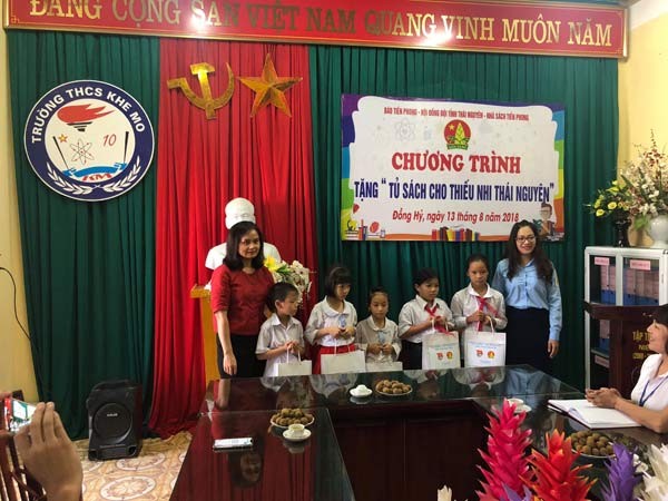 Nhà sách Tiền Phong trao tặng 'Tủ sách cho thiếu nhi Thái Nguyên'