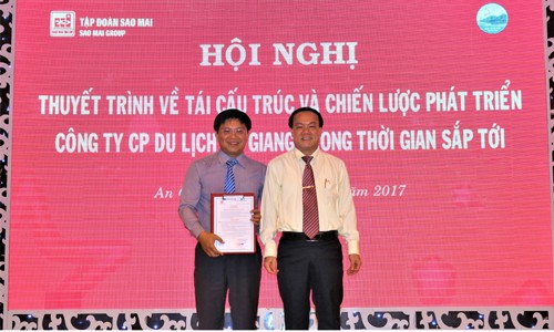 Ông Lê Thanh Thuấn - Chủ tịch Tập đoàn Sao Mai trao quyết định bổ nhiệm ông Trương Vĩnh Thành làm Tổng giám đốc An Giang Tourimex