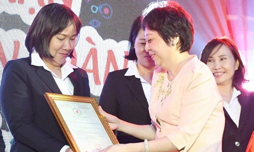Bà Phạm Khánh Phong Lan – Trưởng ban Ban quản lý an toàn thực phẩm TP.HCM trao chứng nhận Chuỗi thực phẩm an toàn cho đại diện các siêu thị của Saigon Coop.