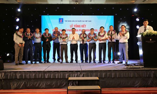 Đồng chí Trần Sỹ Thanh, Ủy viên Trung ương Đảng, Chủ tịch HĐTV Tập đoàn tặng hoa ban chỉ đạo và tổ giúp việc cổ phần hóa 3 đơn vị