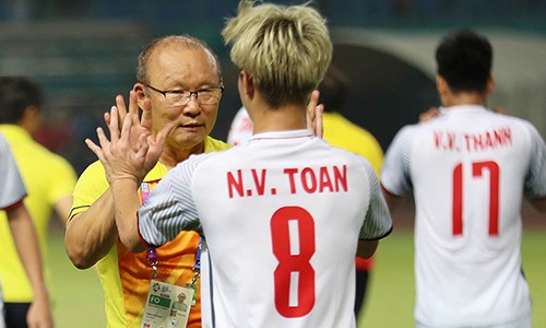 HLV Park Hang-seo đập tay Văn Toàn trong trận tứ kết thắng lợi trước Syria hôm 27/8. Ảnh: Đức Đồng