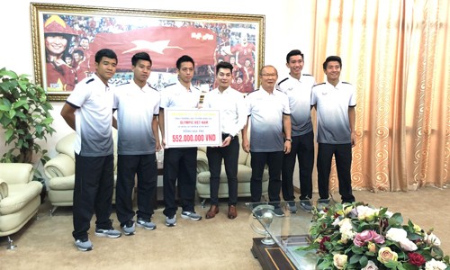 Đăng Quang tự hào được tặng quà lên đến hơn nửa tỉ đồng cho Olympic Việt Nam