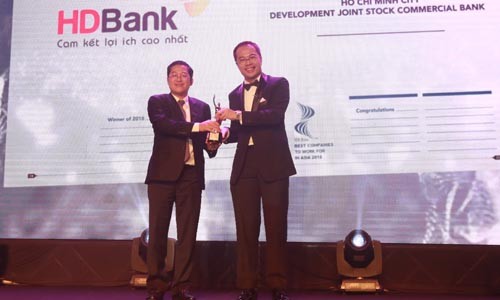 1. Ông Phạm Quốc Thanh – phó TGĐ HDBank (trái) đại diện lãnh đạo HDBank nhận giải thưởng ngân hàng có nơi làm việc tốt nhất Châu Á