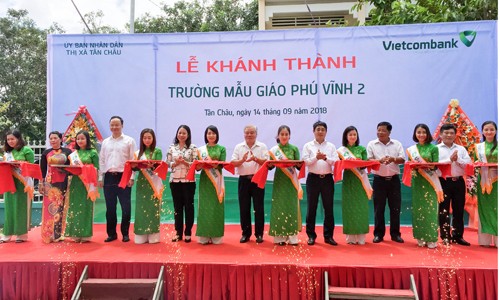 Các đại biểu tham gia cắt băng khánh thành công trình Trường mẫu giáo Phú Vĩnh 2