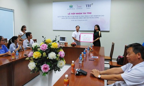 Bà Trần Thị Như Trang – Giám đốc Quỹ Vì Tầm Vóc Việt (bên phải) và ông Lê Ngọc Duy – Trưởng khoa Cấp cứu và Chống độc (phải) tại lễ tiếp nhận tài trợ.