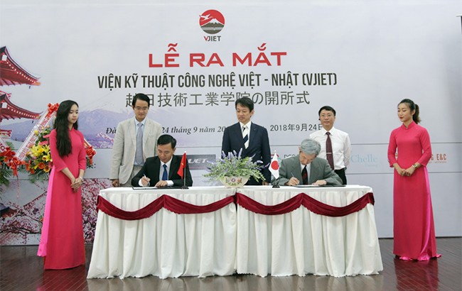 ĐH Duy Tân (trái) ký kết hợp tác với ĐH Công nghệ Kanazawa và Công ty Konnichiwa-Nihongo, Nhật Bản.