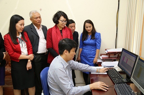 Thứ trưởng, Tổng Giám đốc BHXH Việt Nam Nguyễn Thị Minh kiểm tra hệ thống theo dõi trực tuyến công tác tiếp nhận hồ sơ và trả kết quả giải quyết thủ tục hành chính của ngành.