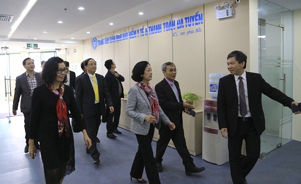 Bà Trương Thị Mai (đi bộ giữa), Trưởng Ban Dân vận Trung ương thăm Trung tâm giám định BHYT và Thanh toán đa tuyến của BHXH Việt Nam.