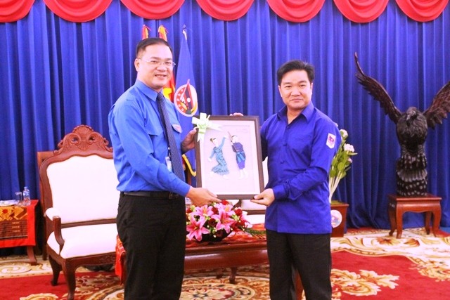 Bí thư Thứ nhất Trung ương Đoàn Lào tặng quà lưu niệm cho đoàn công tác tuổi trẻ Thủ đô. Ảnh: Bình Minh 