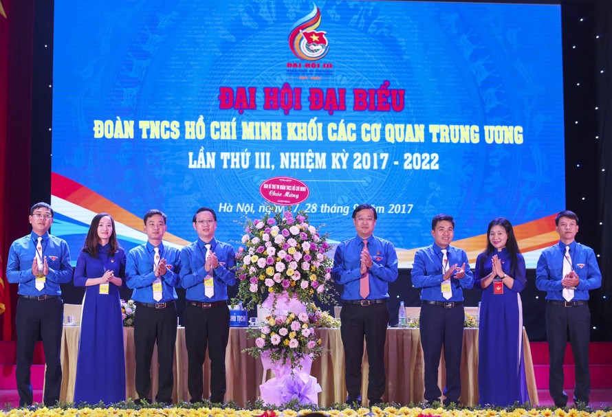 Anh Lê Quốc Phong - Ủy viên Dự khuyết T.Ư Đảng, Bí thư thứ nhất T.Ư Đoàn tặng hoa chức mừng Đại hội Đoàn Khối các cơ quan T.Ư