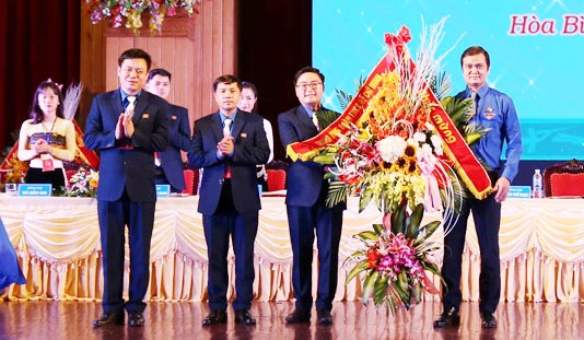 Anh Bùi Quang Huy, Bí thư T. Ư Đoàn tặng hoa chúc mừng Đại hội 