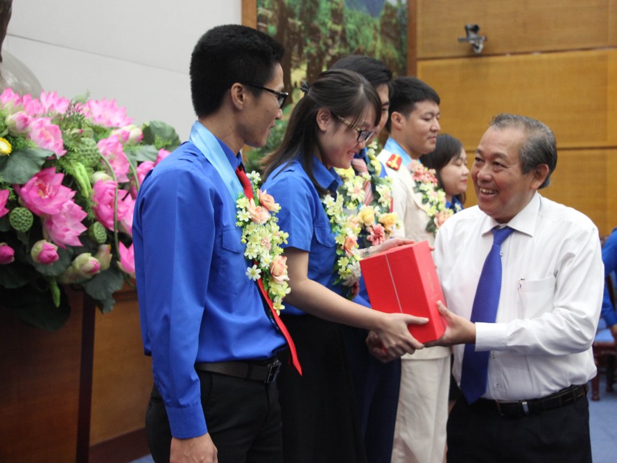 Phó Thủ tướng Trương Hòa Bình trao quà biểu dương cán bộ, công chức, viên chức trẻ có thành tích xuất sắc trong rèn luyện, công tác.