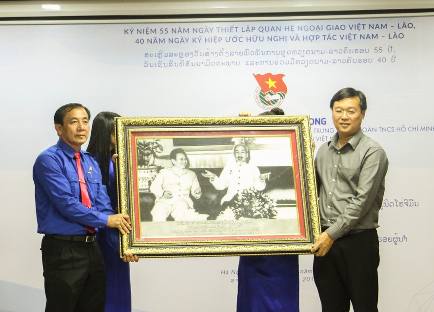 Bí thư thứ nhất T.Ư Đoàn Lê Quốc Phong trao tặng ảnh kỷ niệm cho đại diện đoàn đại biểu Lào tham gia hành trình Theo dấu chân lãnh tụ Việt Nam - Lào năm 2017. 