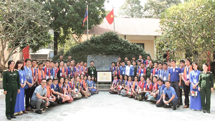 Đoàn đại biểu chụp ảnh lưu niệm tại di tích lịch sử Quốc gia nơi diễn ra Đại hội II Đảng nhân dân Cách mạng Lào (trong khuôn viên Bộ Chỉ huy quân sự tỉnh). Ảnh: Hải Yến.