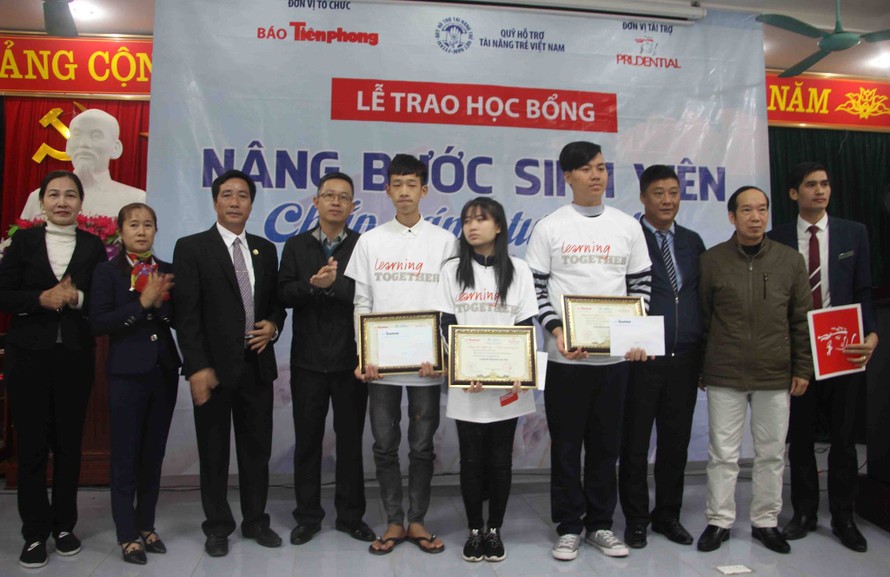 Đại diện báo Tiền Phong, Cty Prudential Việt Nam trao học bổng cho “Nâng bước sinh viên - Chắp cánh tương lai” cho sinh viên nghèo huyện Nam Sách (Hải Dương). 