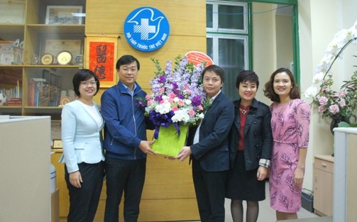 Bí thư thứ nhất T.Ư Đoàn Lê Quốc Phong (thứ 2, từ trái qua) tặng hoa chúc mừng Hội thầy thuốc trẻ Việt Nam. 