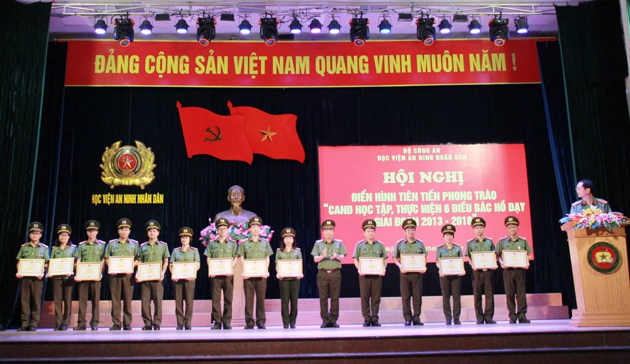Thiếu tướng, GS.TS Lê Minh Hùng, Phó Giám đốc Học viện ANND trao Bằng khen cho các tập thể tiêu biểu trong phong trào thi đua.